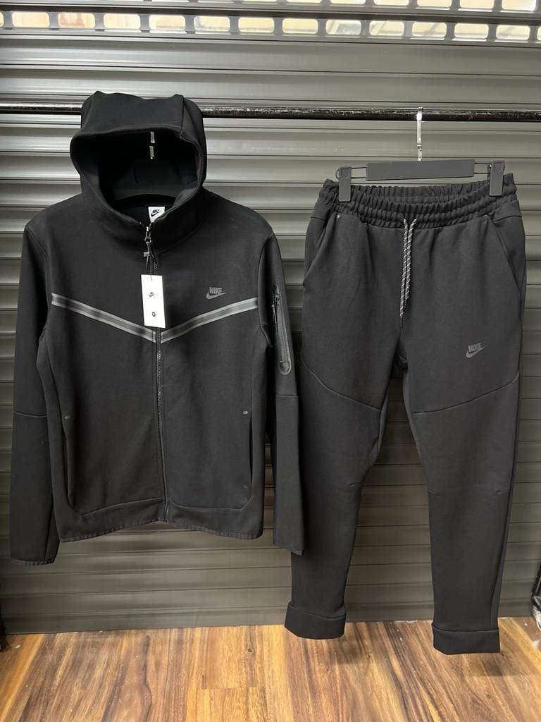 Nike black hotsell tech fleece tracksuit